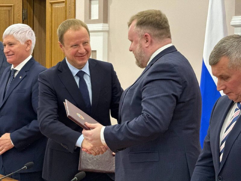 Виктор Томенко подписал соглашение с краевым профсоюзом и регобъединением работодателей