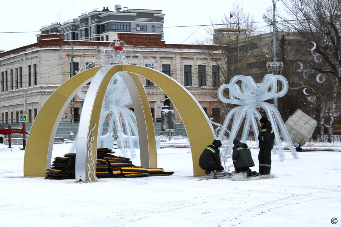 В Барнауле продолжают оформлять городские улицы и строить Новогодние городки В Барнауле продолжают оформлять городские улицы и строить Новогодние городки