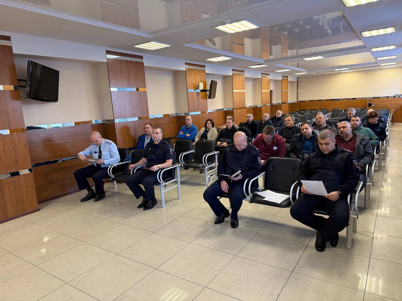 Совещание по безопасности дорожного движения с организациями и водителями, осуществляющие перевозку детей в преддверии новогодних праздников Совещание по безопасности дорожного движения с организациями и водителями, осуществляющие перевозку детей в преддверии новогодних праздников