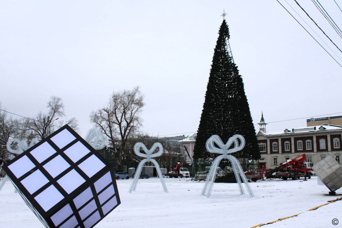 В Барнауле продолжают оформлять городские улицы и строить Новогодние городки В Барнауле продолжают оформлять городские улицы и строить Новогодние городки