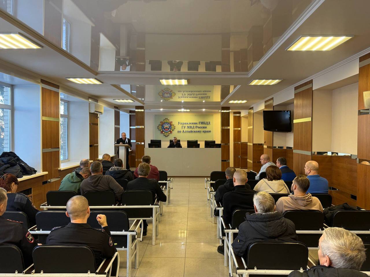 Совещание по безопасности дорожного движения с организациями и водителями, осуществляющие перевозку детей в преддверии новогодних праздников Совещание по безопасности дорожного движения с организациями и водителями, осуществляющие перевозку детей в преддверии новогодних праздников