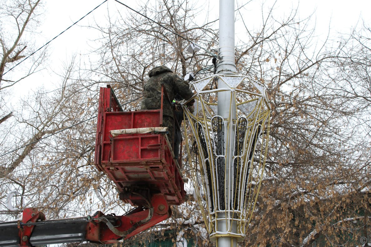 В Барнауле продолжают оформлять городские улицы и строить Новогодние городки В Барнауле продолжают оформлять городские улицы и строить Новогодние городки