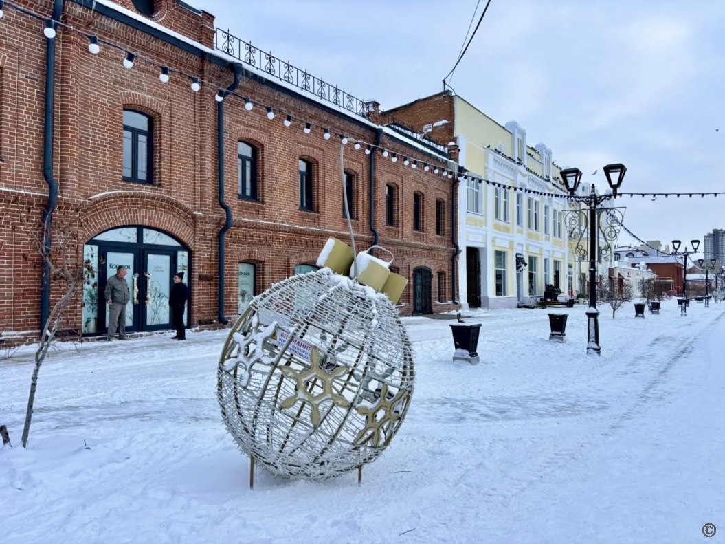 В Барнауле продолжают оформлять городские улицы и строить Новогодние городки В Барнауле продолжают оформлять городские улицы и строить Новогодние городки