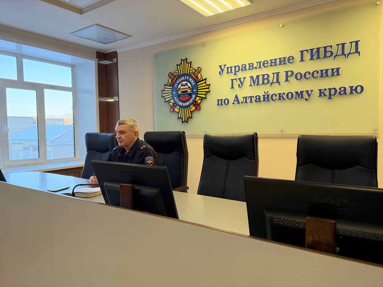 Совещание по безопасности дорожного движения с организациями и водителями, осуществляющие перевозку детей в преддверии новогодних праздников