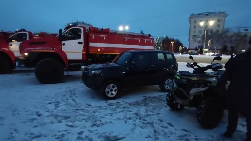 Через несколько минут на площади Советов состоится церемония вручения новой современной пожарной техники пожарно-спасательным отрядам Главного управления МЧС России по Алтайскому краю и муниципальным образования региона