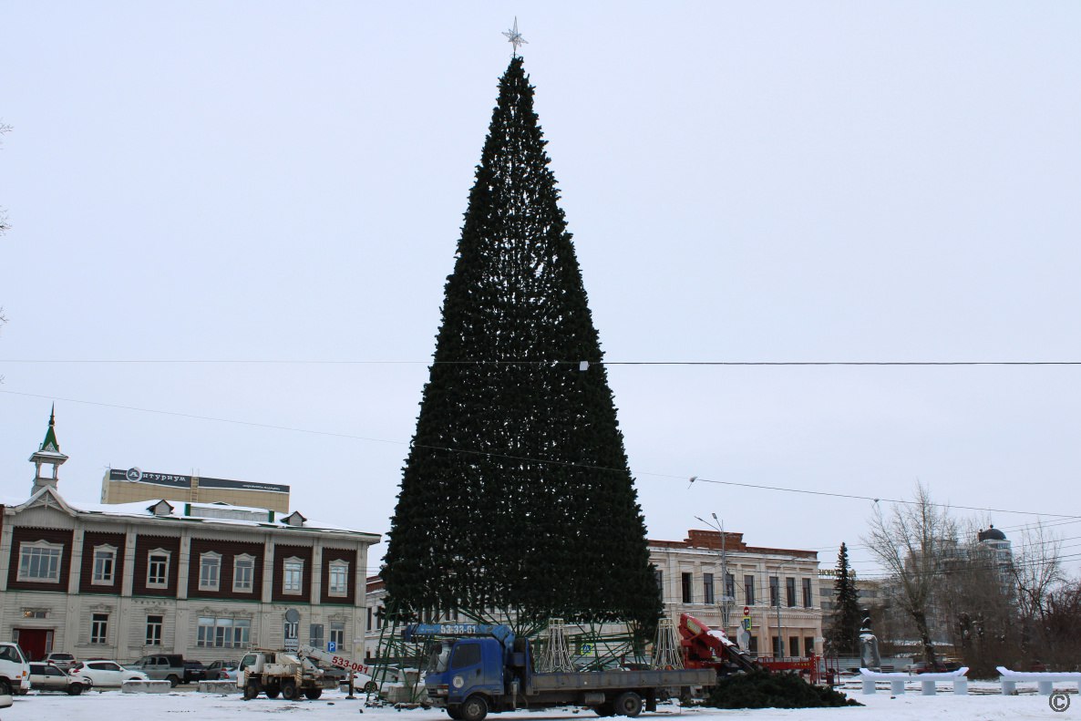 В Барнауле продолжают оформлять городские улицы и строить Новогодние городки