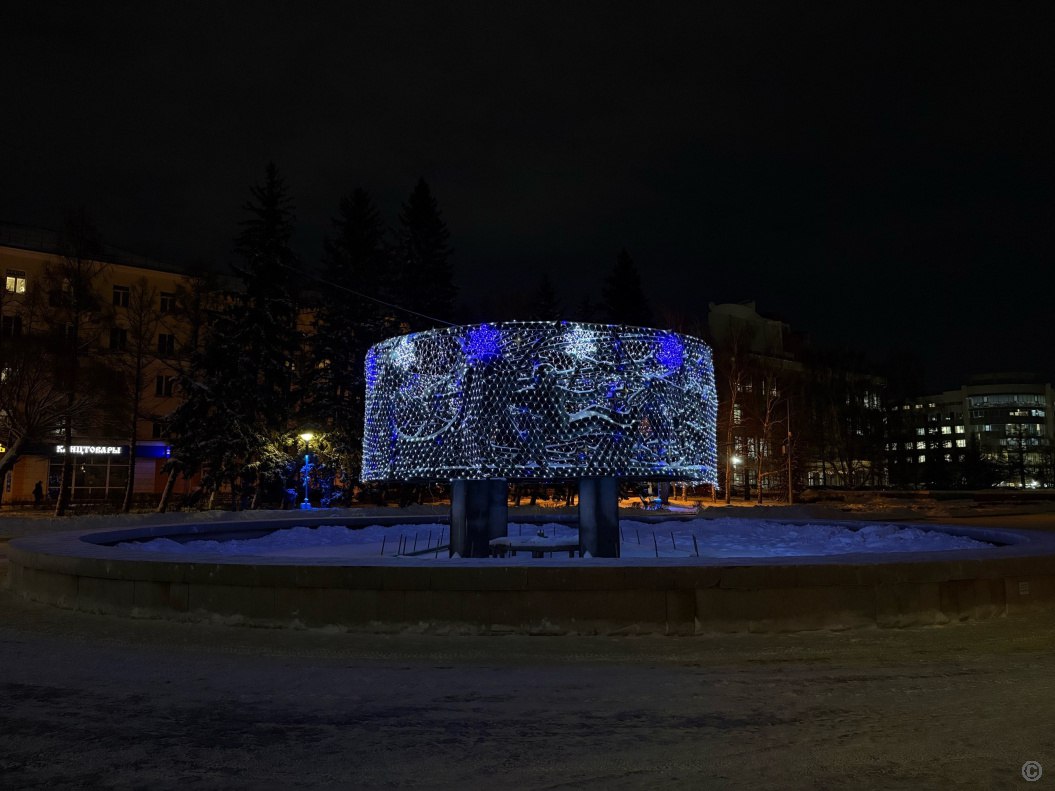 В Барнауле продолжают оформлять городские улицы и строить Новогодние городки В Барнауле продолжают оформлять городские улицы и строить Новогодние городки