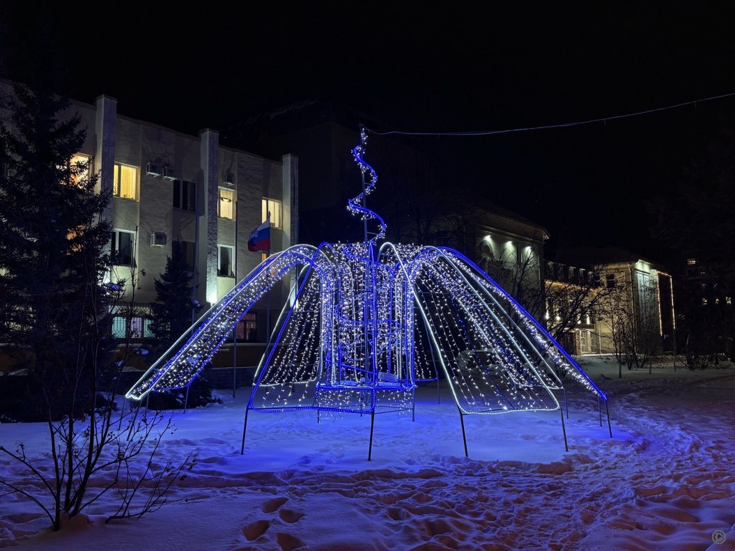 В Барнауле продолжают оформлять городские улицы и строить Новогодние городки В Барнауле продолжают оформлять городские улицы и строить Новогодние городки