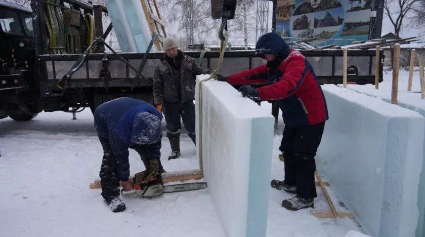Скульпторы приступили к созданию ледового городка на Петровском бульваре в Бийске