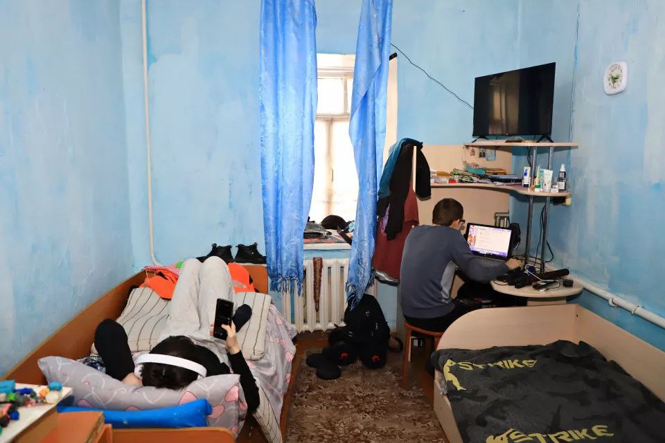 Превращается в притон. Дом по адресу ул. Вагонная 58 по документам - 1946 года постройки, рассыпается на глазах: крыша прохудилась, фундамента практически нет, а одна из образовавшихся трещин уже готова разделить здание... Превращается в притон. Дом по адресу ул. Вагонная 58 по документам - 1946 года постройки, рассыпается на глазах: крыша прохудилась, фундамента практически нет, а одна из образовавшихся трещин уже готова разделить здание...