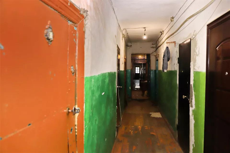 Превращается в притон. Дом по адресу ул. Вагонная 58 по документам - 1946 года постройки, рассыпается на глазах: крыша прохудилась, фундамента практически нет, а одна из образовавшихся трещин уже готова разделить здание... Превращается в притон. Дом по адресу ул. Вагонная 58 по документам - 1946 года постройки, рассыпается на глазах: крыша прохудилась, фундамента практически нет, а одна из образовавшихся трещин уже готова разделить здание...