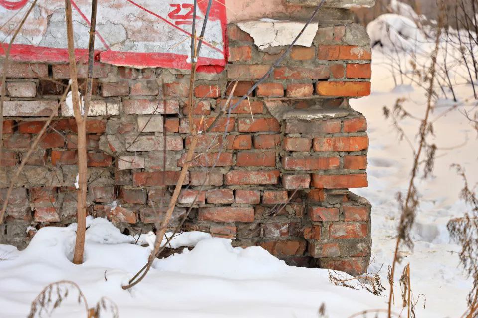 Превращается в притон. Дом по адресу ул. Вагонная 58 по документам - 1946 года постройки, рассыпается на глазах: крыша прохудилась, фундамента практически нет, а одна из образовавшихся трещин уже готова разделить здание... Превращается в притон. Дом по адресу ул. Вагонная 58 по документам - 1946 года постройки, рассыпается на глазах: крыша прохудилась, фундамента практически нет, а одна из образовавшихся трещин уже готова разделить здание...