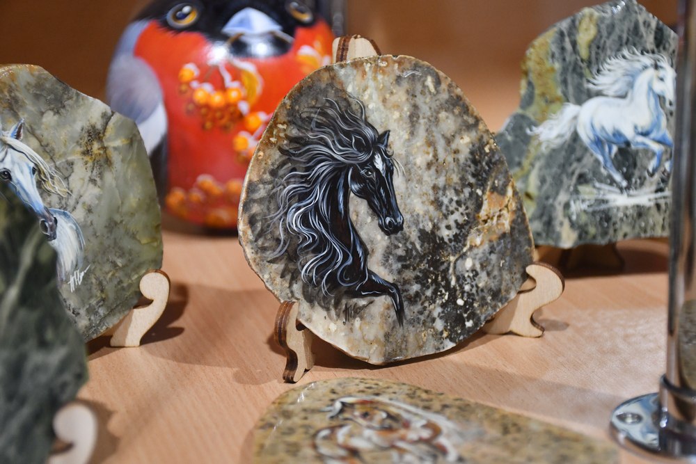 320 работ алтайских мастеров представили на краевой выставке «Алтай Новогодний»