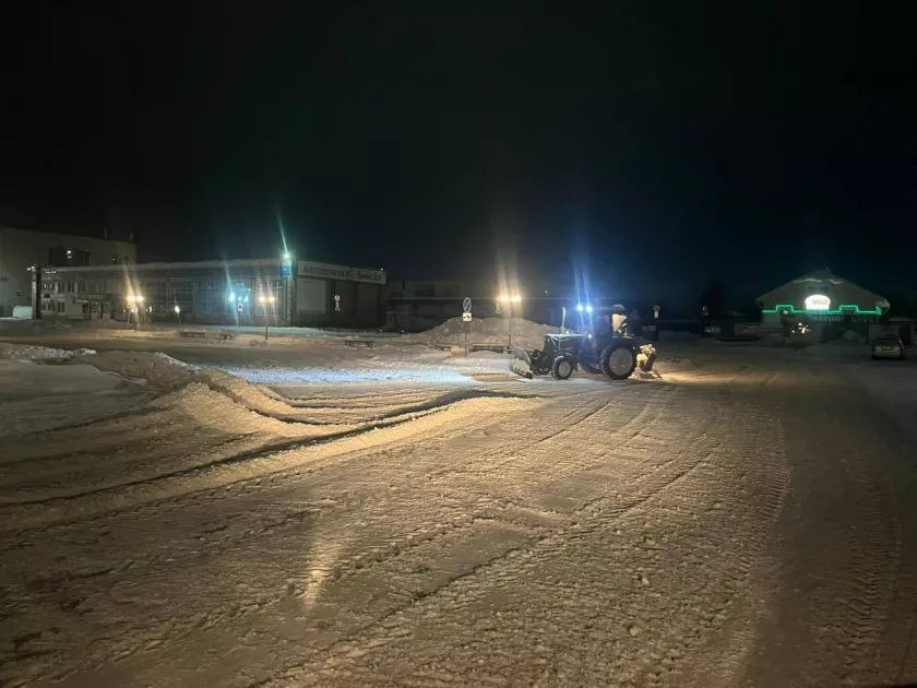 Коммунальные службы продолжают плановые работы по содержанию улиц в Бийске Коммунальные службы продолжают плановые работы по содержанию улиц в Бийске