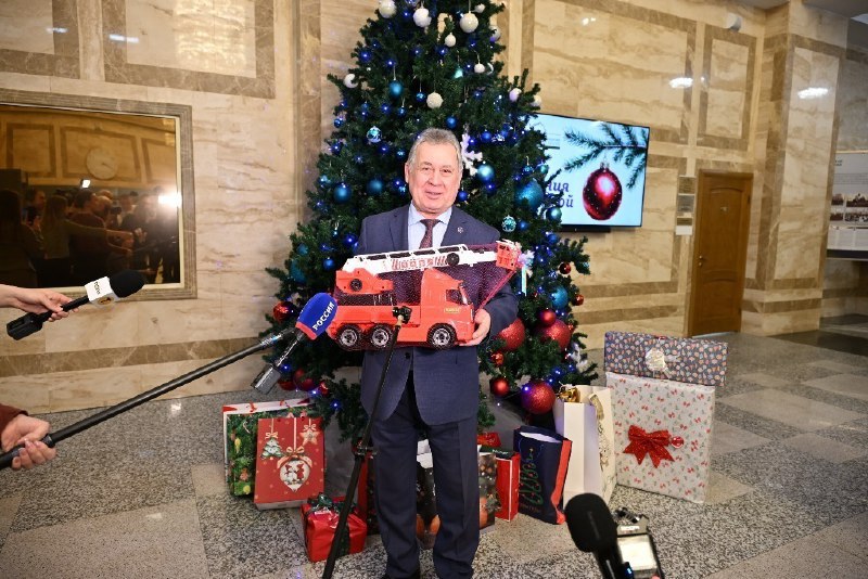 Депутаты АКЗС исполнили новогодние желания ребят со всего Алтайского края Депутаты АКЗС исполнили новогодние желания ребят со всего Алтайского края