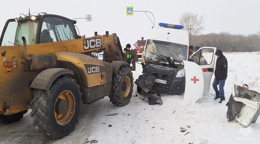 Скорая помощь и трактор столкнулись в Алтайском крае