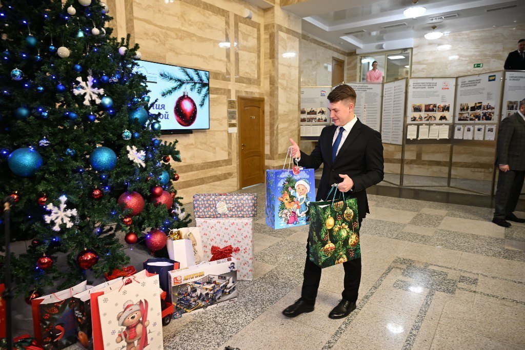 Депутаты АКЗС исполнили новогодние желания ребят со всего Алтайского края Депутаты АКЗС исполнили новогодние желания ребят со всего Алтайского края