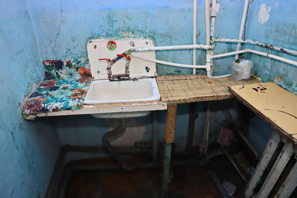 Превращается в притон. Дом по адресу ул. Вагонная 58 по документам - 1946 года постройки, рассыпается на глазах: крыша прохудилась, фундамента практически нет, а одна из образовавшихся трещин уже готова разделить здание... Превращается в притон. Дом по адресу ул. Вагонная 58 по документам - 1946 года постройки, рассыпается на глазах: крыша прохудилась, фундамента практически нет, а одна из образовавшихся трещин уже готова разделить здание...