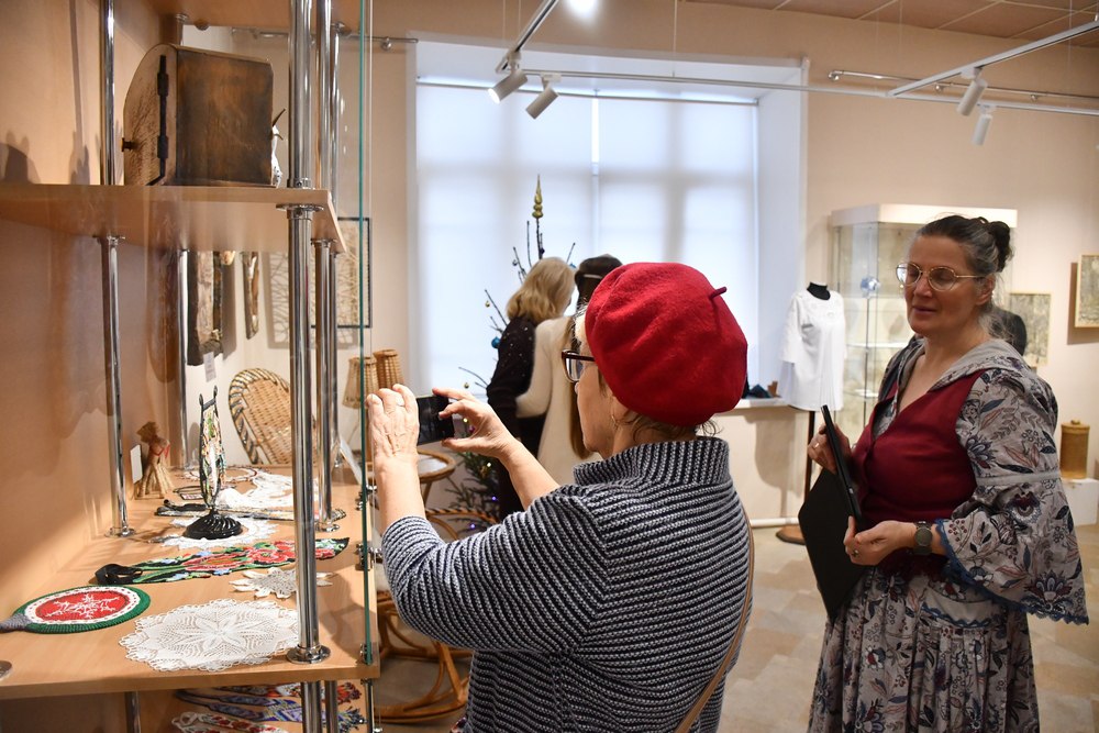 320 работ алтайских мастеров представили на краевой выставке «Алтай Новогодний» 320 работ алтайских мастеров представили на краевой выставке «Алтай Новогодний»