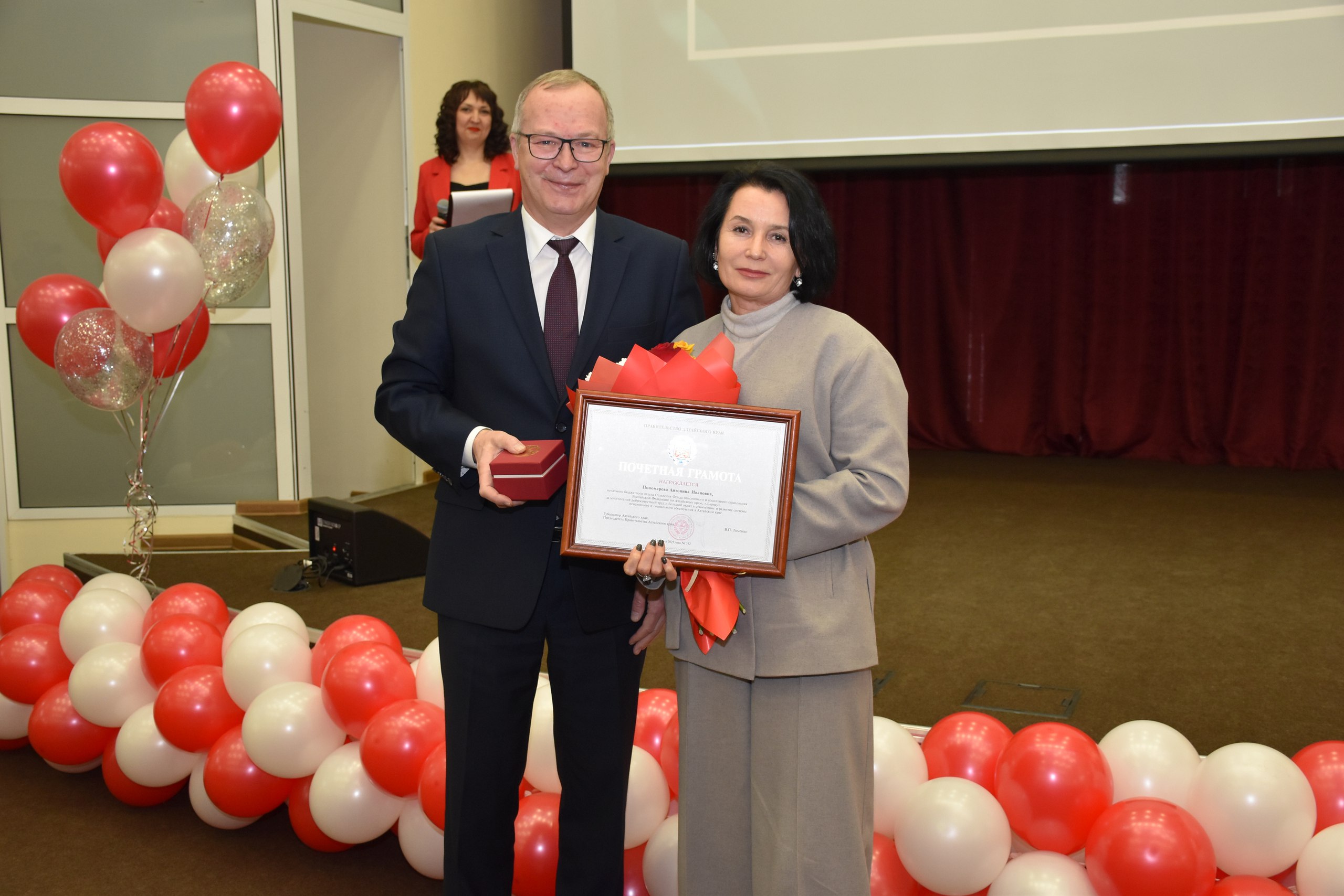 Заместитель Председателя Правительства Алтайского края Игорь Степаненко вручил награды сотрудникам краевого Отделения Социального фонда России