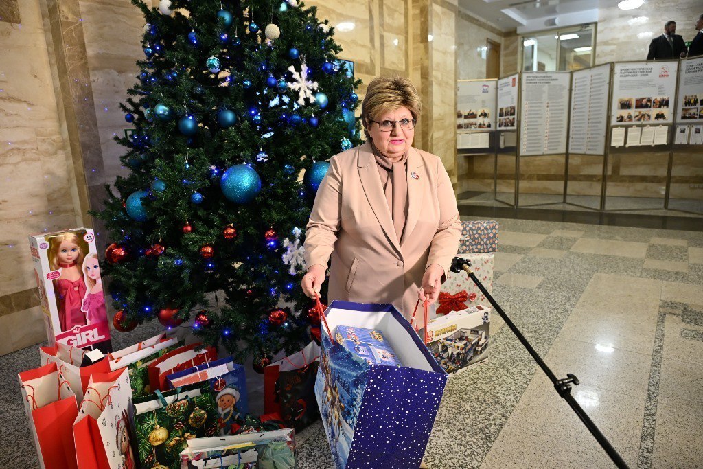 Коньки, куклы, лыжи и пожарная машина Коньки, куклы, лыжи и пожарная машина