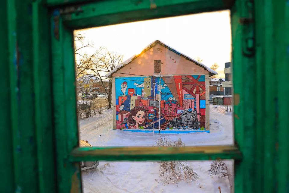 Превращается в притон. Дом по адресу ул. Вагонная 58 по документам - 1946 года постройки, рассыпается на глазах: крыша прохудилась, фундамента практически нет, а одна из образовавшихся трещин уже готова разделить здание... Превращается в притон. Дом по адресу ул. Вагонная 58 по документам - 1946 года постройки, рассыпается на глазах: крыша прохудилась, фундамента практически нет, а одна из образовавшихся трещин уже готова разделить здание...