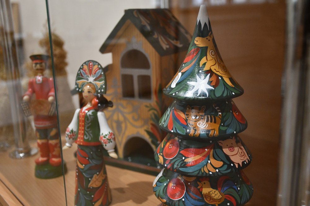 320 работ алтайских мастеров представили на краевой выставке «Алтай Новогодний» 320 работ алтайских мастеров представили на краевой выставке «Алтай Новогодний»