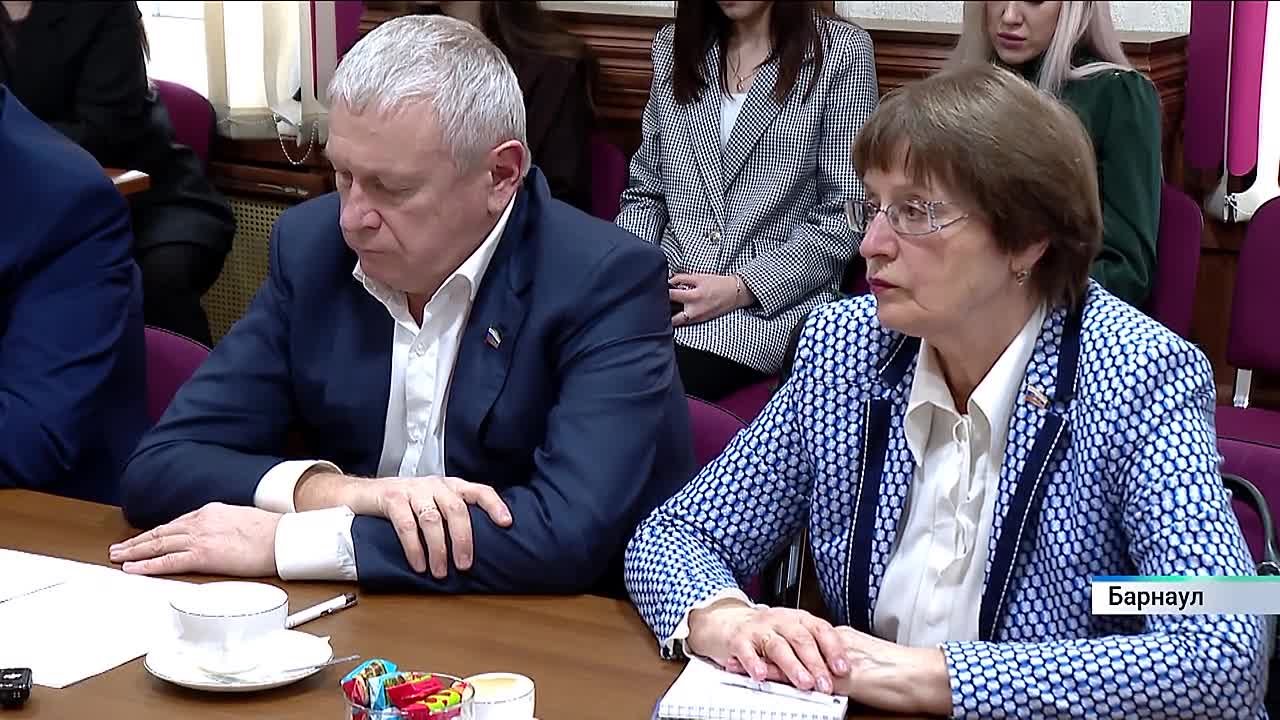 Губернатор Алтайского края Виктор Томенко встретился с членами краевой Общественной палаты