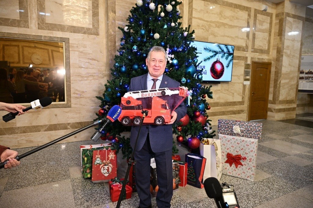 Коньки, куклы, лыжи и пожарная машина