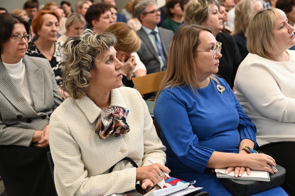 Александр Романенко встретился с директорами барнаульских школ Александр Романенко встретился с директорами барнаульских школ