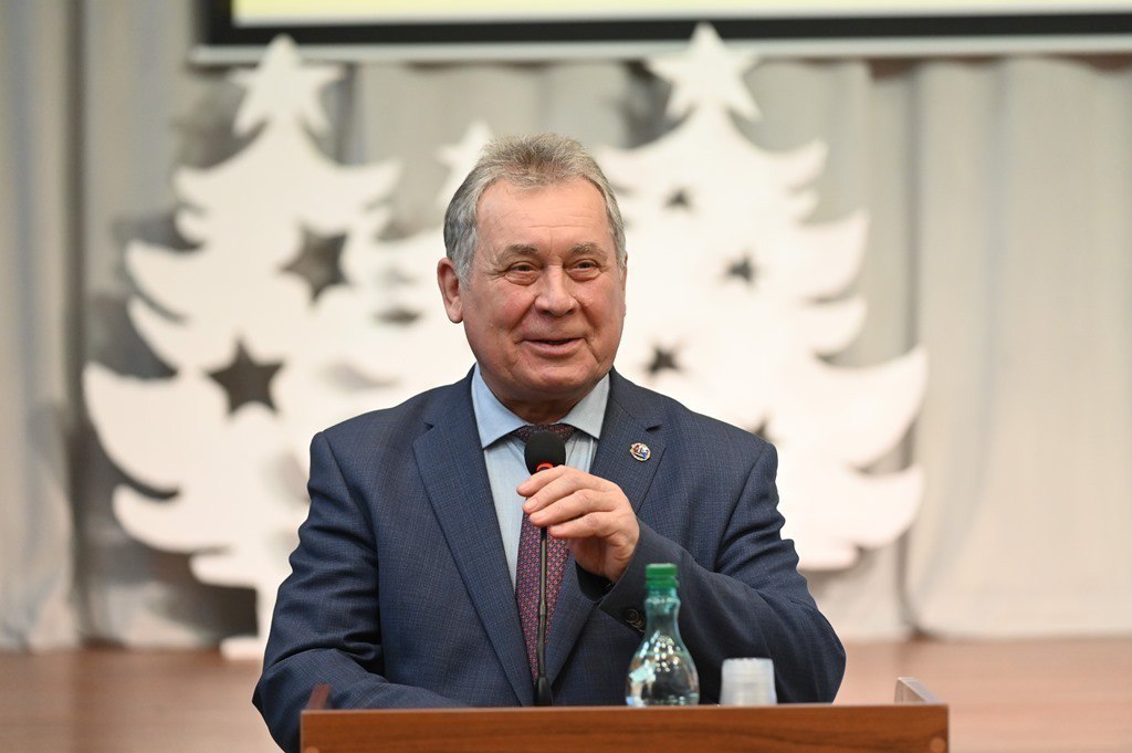 Александр Романенко встретился с директорами барнаульских школ