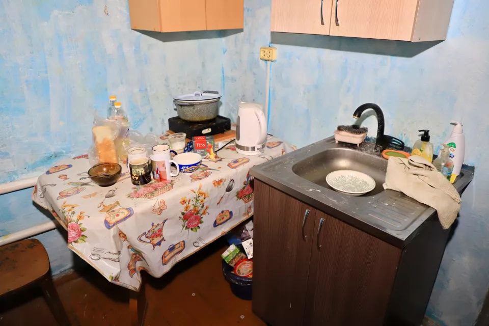 Превращается в притон. Дом по адресу ул. Вагонная 58 по документам - 1946 года постройки, рассыпается на глазах: крыша прохудилась, фундамента практически нет, а одна из образовавшихся трещин уже готова разделить здание... Превращается в притон. Дом по адресу ул. Вагонная 58 по документам - 1946 года постройки, рассыпается на глазах: крыша прохудилась, фундамента практически нет, а одна из образовавшихся трещин уже готова разделить здание...