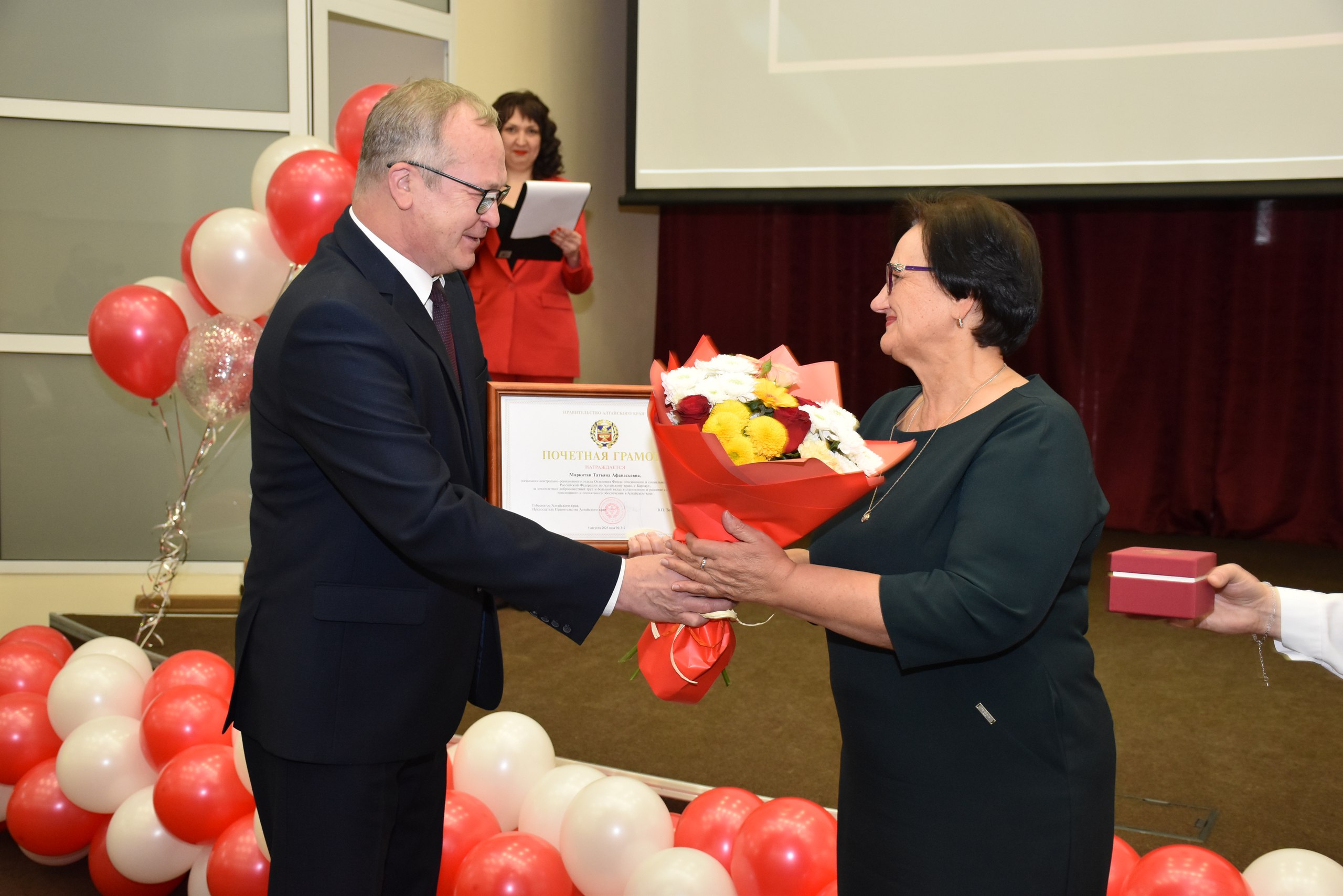 Заместитель Председателя Правительства Алтайского края Игорь Степаненко вручил награды сотрудникам краевого Отделения Социального фонда России Заместитель Председателя Правительства Алтайского края Игорь Степаненко вручил награды сотрудникам краевого Отделения Социального фонда России