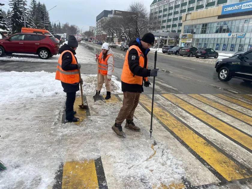 Коммунальные службы продолжают плановые работы по содержанию улиц в Бийске Коммунальные службы продолжают плановые работы по содержанию улиц в Бийске