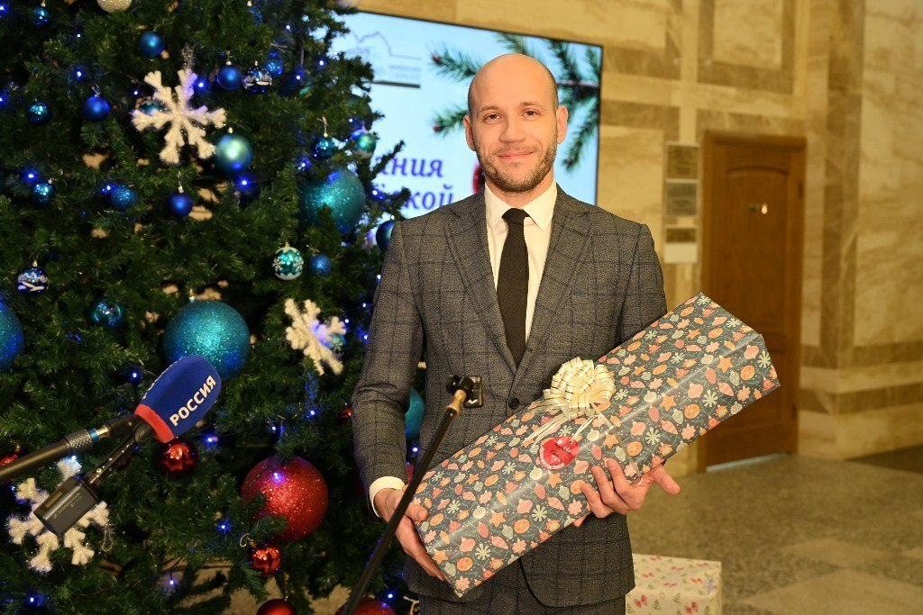 Коньки, куклы, лыжи и пожарная машина Коньки, куклы, лыжи и пожарная машина