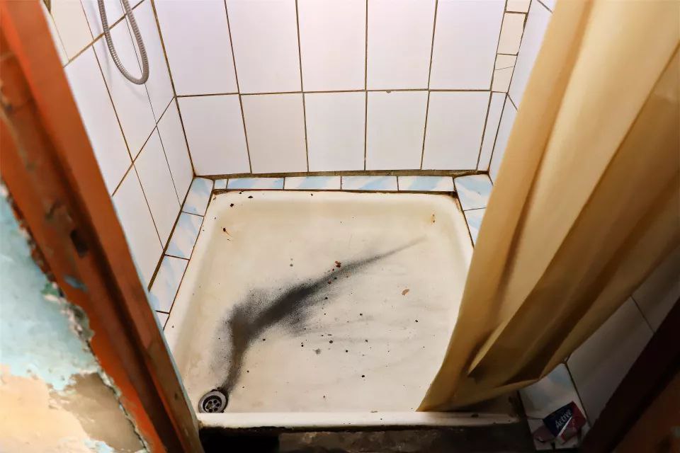 Превращается в притон. Дом по адресу ул. Вагонная 58 по документам - 1946 года постройки, рассыпается на глазах: крыша прохудилась, фундамента практически нет, а одна из образовавшихся трещин уже готова разделить здание... Превращается в притон. Дом по адресу ул. Вагонная 58 по документам - 1946 года постройки, рассыпается на глазах: крыша прохудилась, фундамента практически нет, а одна из образовавшихся трещин уже готова разделить здание...