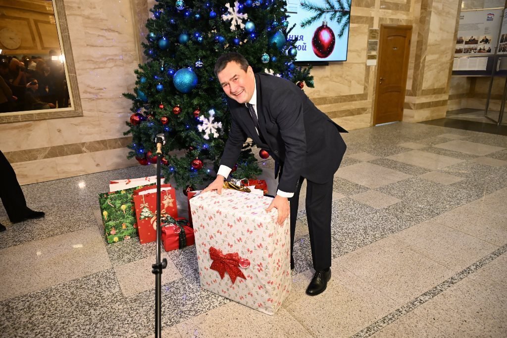 Коньки, куклы, лыжи и пожарная машина Коньки, куклы, лыжи и пожарная машина