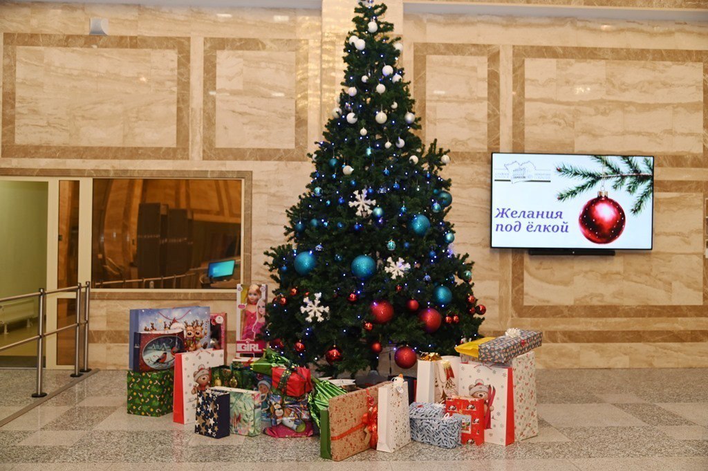 Коньки, куклы, лыжи и пожарная машина Коньки, куклы, лыжи и пожарная машина