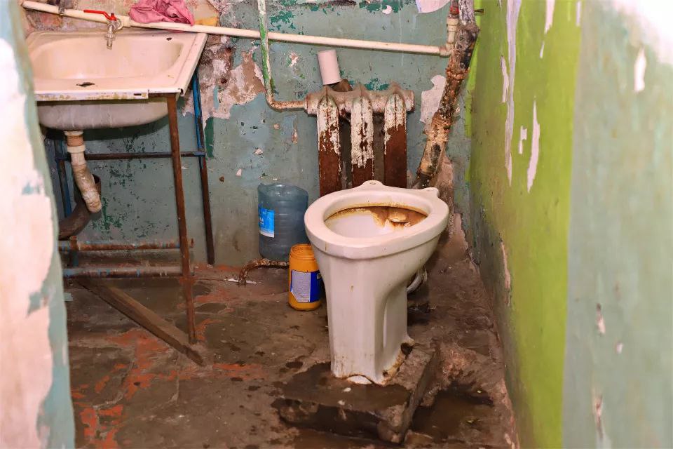 Превращается в притон. Дом по адресу ул. Вагонная 58 по документам - 1946 года постройки, рассыпается на глазах: крыша прохудилась, фундамента практически нет, а одна из образовавшихся трещин уже готова разделить здание... Превращается в притон. Дом по адресу ул. Вагонная 58 по документам - 1946 года постройки, рассыпается на глазах: крыша прохудилась, фундамента практически нет, а одна из образовавшихся трещин уже готова разделить здание...