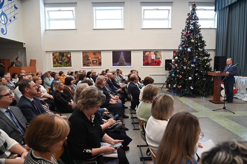 Александр Романенко встретился с директорами барнаульских школ Александр Романенко встретился с директорами барнаульских школ