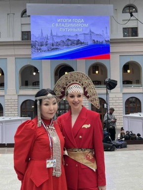 Несколько журналистов приехали задать Путину вопросы в национальных костюмах