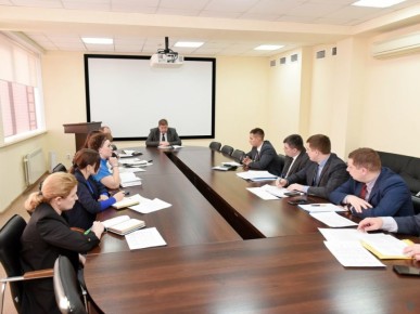 В администрации Барнаула обсудили уборку снега и наледи во дворах