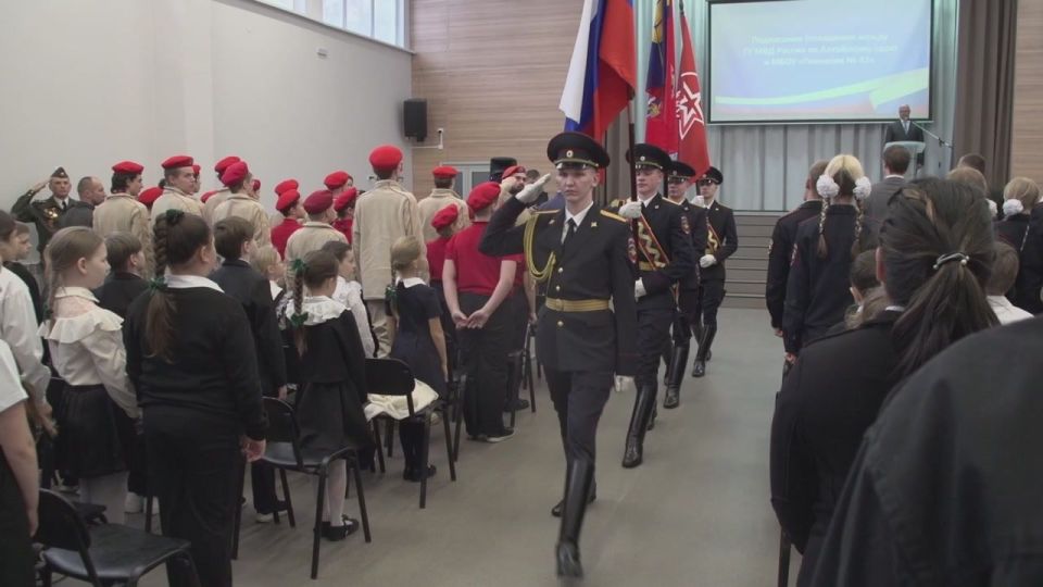 Начальник ГУ МВД России по Алтайскому краю генерал-лейтенант полиции Сергей Камышев и директор гимназии №42 Иван Гребенкин подписали Соглашение о сотрудничестве