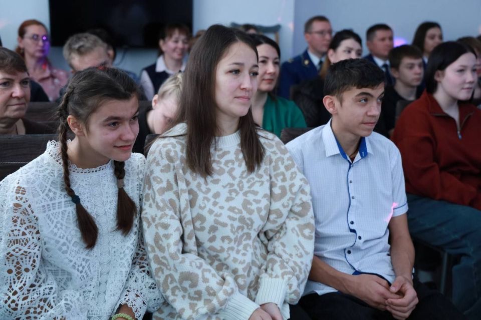 Коллектив прокуратуры Алтайского края поздравил воспитанников краевого государственного бюджетного учреждения «Алтайский центр помощи детям, оставшимся без попечения родителей, им. В.С. Ершова» с наступающим Новым годом