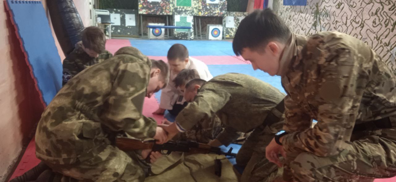 В военно-спортивном клубе «Вега–Кристалл» в Барнауле прошли внутриклубные мероприятия по основам военной службы среди допризывной молодежи, посвященные Дню органов государственной безопасности