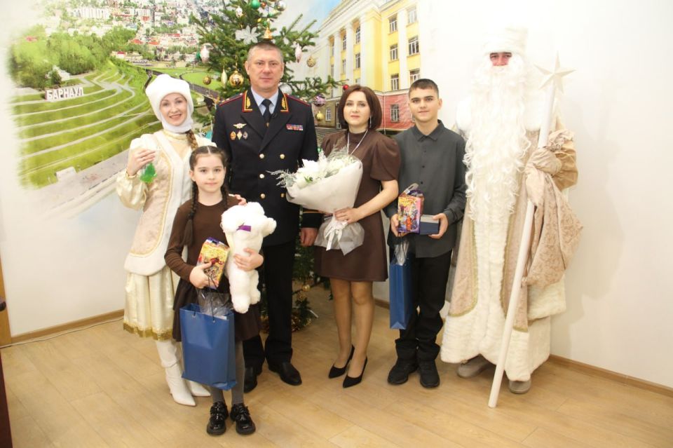 В преддверии Нового 2026 года начальник ГУ МВД России по Алтайскому краю генерал-лейтенант полиции Сергей Камышев принял участие во Всероссийской благотворительной акции «Ёлка желаний»