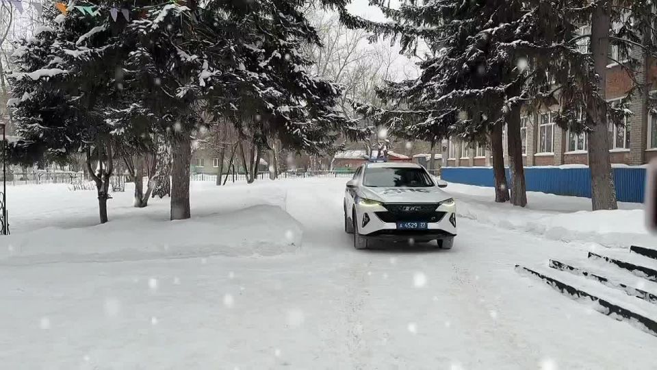 Госавтоинспекция города Барнаула провела акцию «Полицейский Дед Мороз» в «Лицеи № 73»