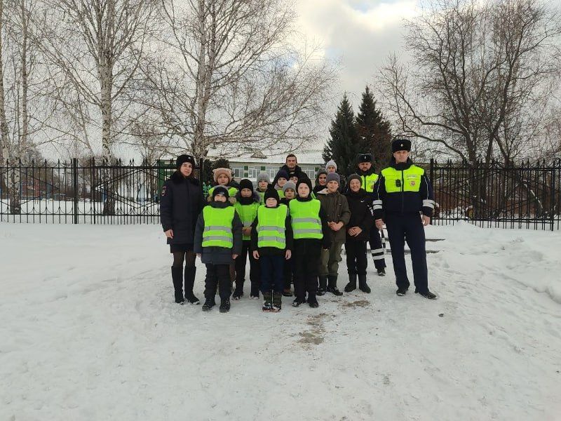Сотрудники Госавтоинспекции Троицкого района совместно с отрядами ЮИД провели мероприятие «Засветись»