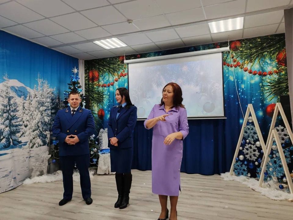 Коллектив прокуратуры города Новоалтайска в предверии празднования Нового года поздравил воспитанников краевого государственного бюджетного общеобразовательного учреждения «Новоалтайская общеобразовательная школа- интернат»