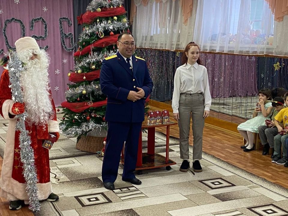 Сотрудники Бийского межрайонного следственного отдела поздравили с Новым годом воспитанников подшефного социально-реабилитационного центра «Надежда»